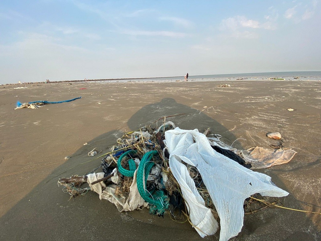 Super onda atinge veículos e revela grande quantidade de lixo na praia do Cassino; confira o vídeo