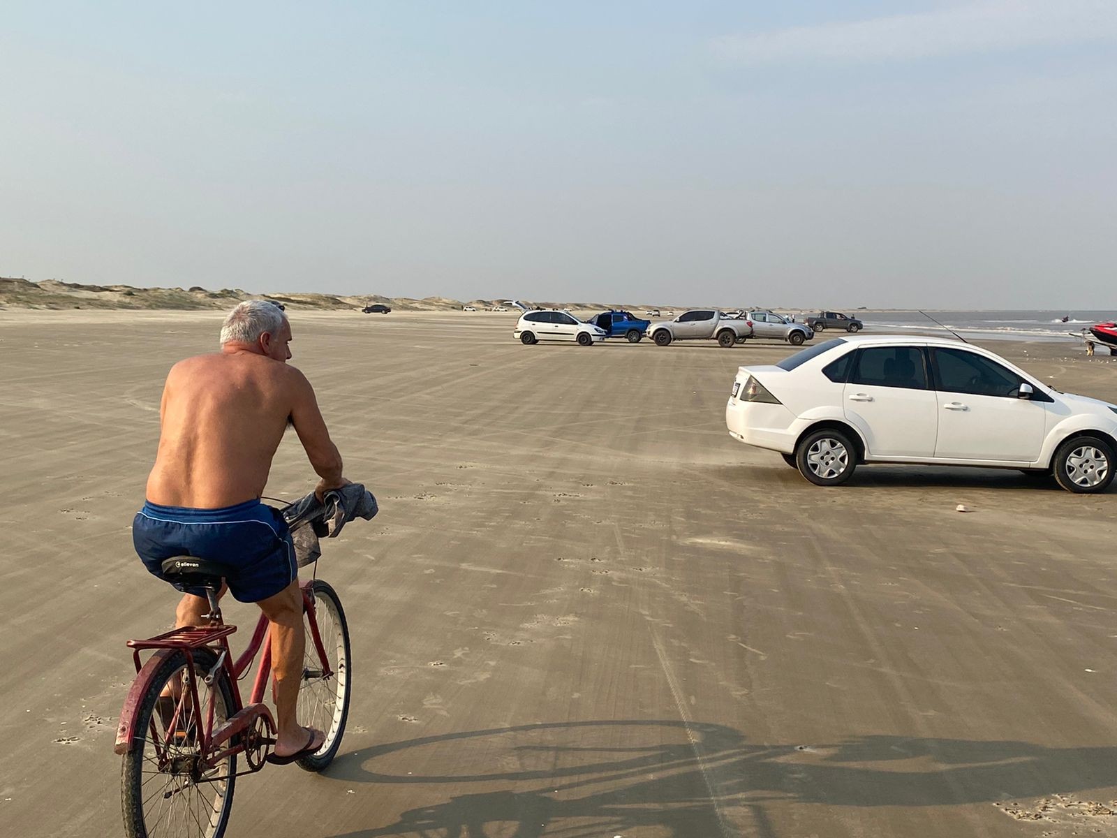 Com sensação térmica de 31ºC, milhares de pessoas aproveitam a tarde na Praia do Cassino