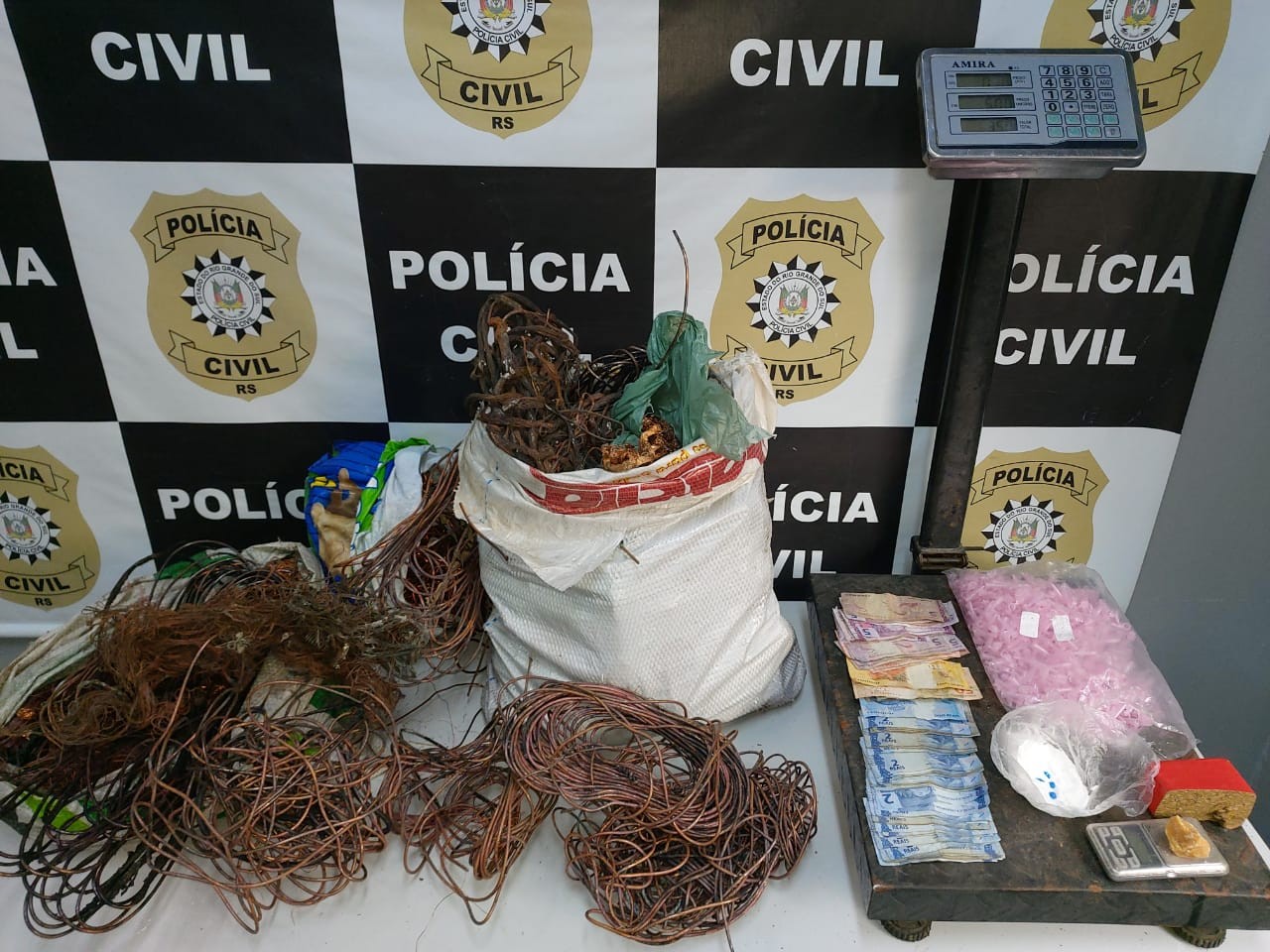 Polícia Civil prende mulher de 25 anos por tráfico de drogas, em Rio Grande