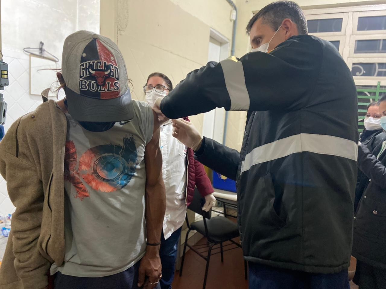 Moradores de rua estão recebendo a 2ª dose da vacina contra a Covid-19 nesta sexta-feira (20)