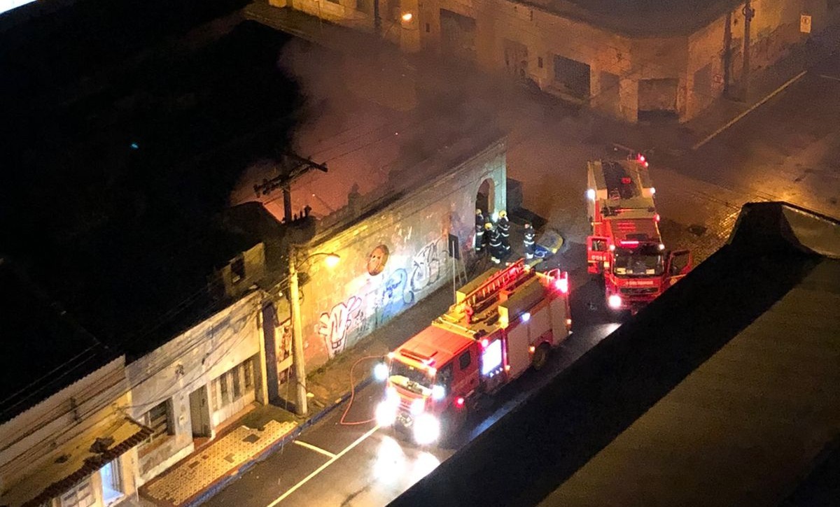 Incêndio destrói oficina na Rua General Osório, no Centro de Rio Grande