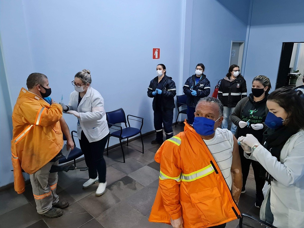 Segunda dose da vacina contra o coronavírus para os portuários começou a ser aplicada nesta segunda-feira (23)
