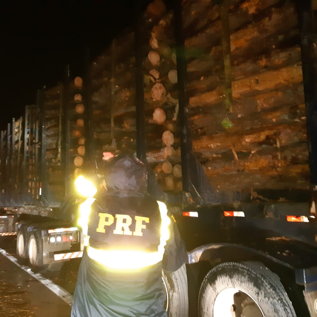 PRF flagra caminhão com mais de 29 toneladas de excesso de peso em Rio Grande