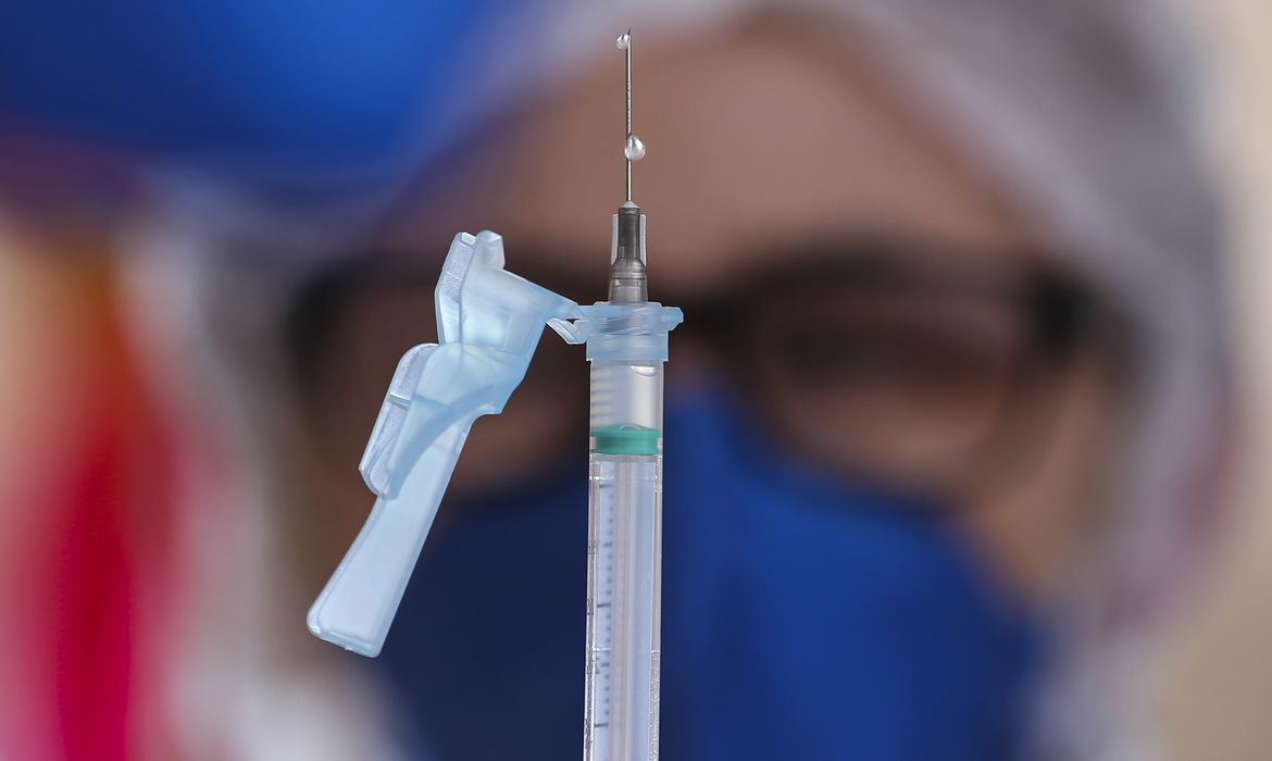 Terceira dose da vacina contra a Covid-19 será aplicada a partir de setembro