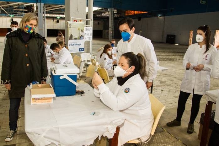 Pelotas realizou o último drive de vacinação com a primeira dose da vacina contra a Covid-19