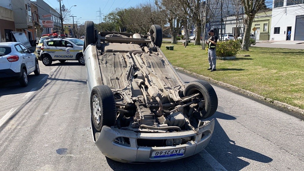 Homem de 68 anos fica ferido após capotar veículo no bairro Cidade Nova