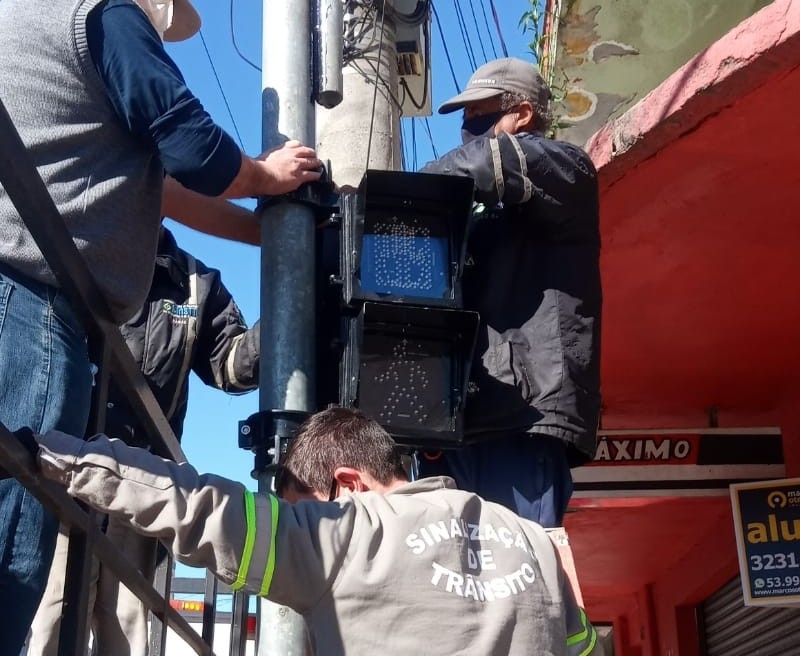 Semáforo para orientar pedestres é instalado na esquina das ruas 24 de Maio e General Vitorino 