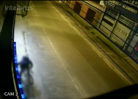 Câmeras de segurança flagram pessoa furtando hidrômetro na rua General Vitorino; confira o vídeo