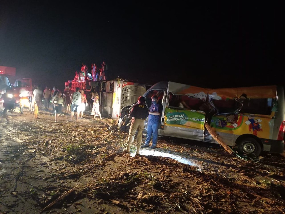 Acidente na BR-101, na Bahia, deixa pelo menos 12 pessoas mortas