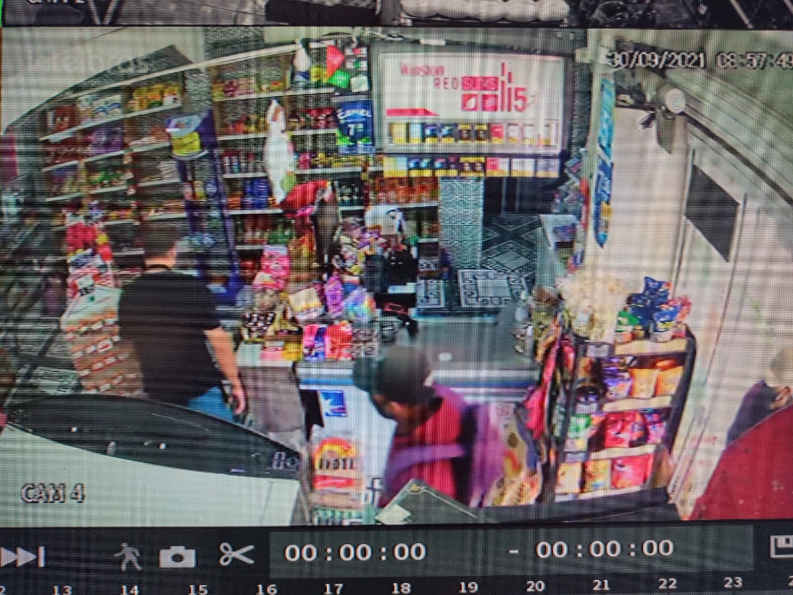Criminosos armados assaltam mercearia na Av. Uruguai, em Rio Grande, na manhã desta quinta-feira (30); confira o vídeo