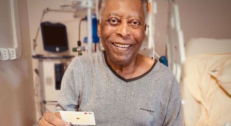 Pelé deve seguir em quimioterapia, mas recebe alta hospitalar