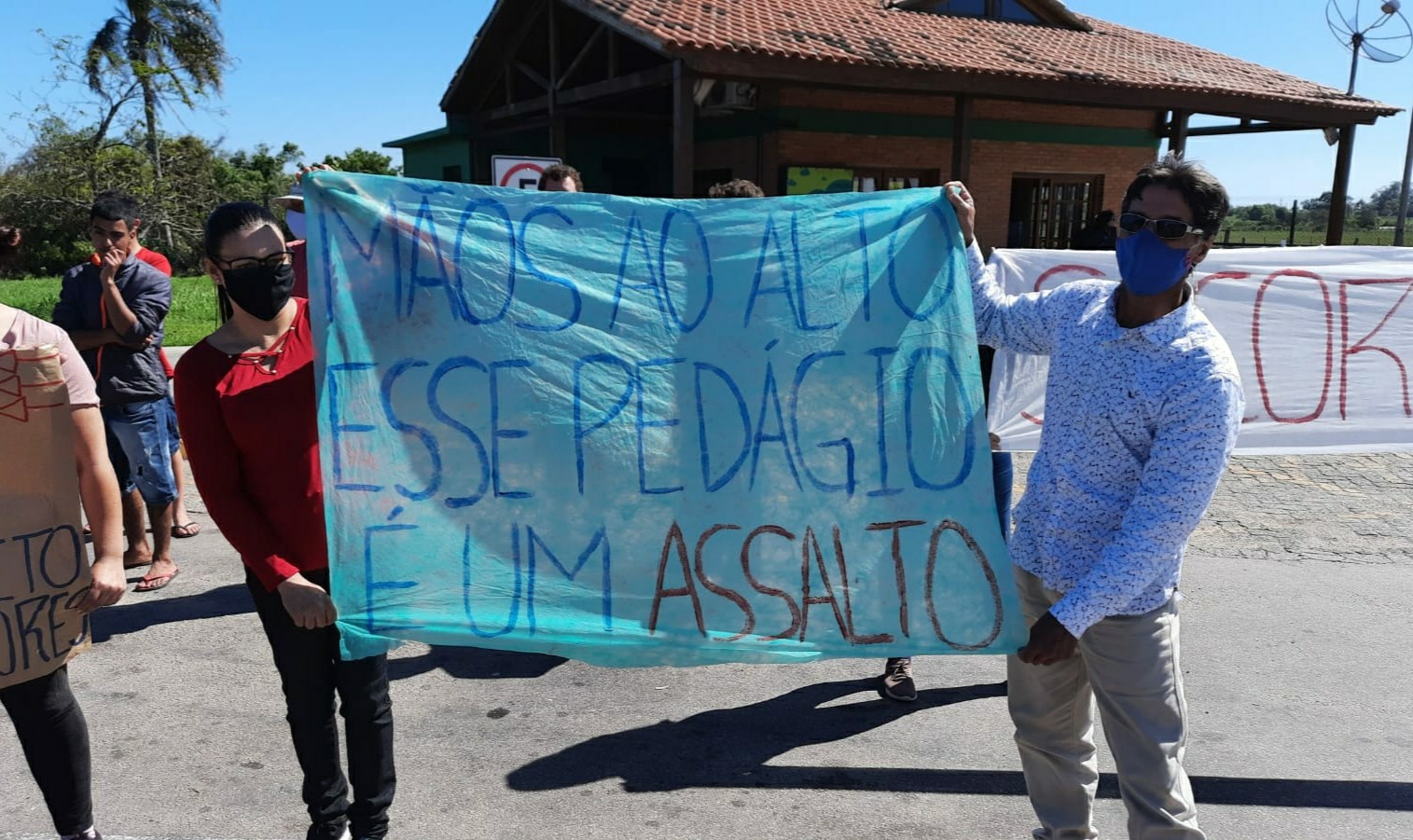 Moradores do Capão Seco e Barra Falsa fazem manifestação contra cobrança de pedágio na BR-392, em Rio Grande