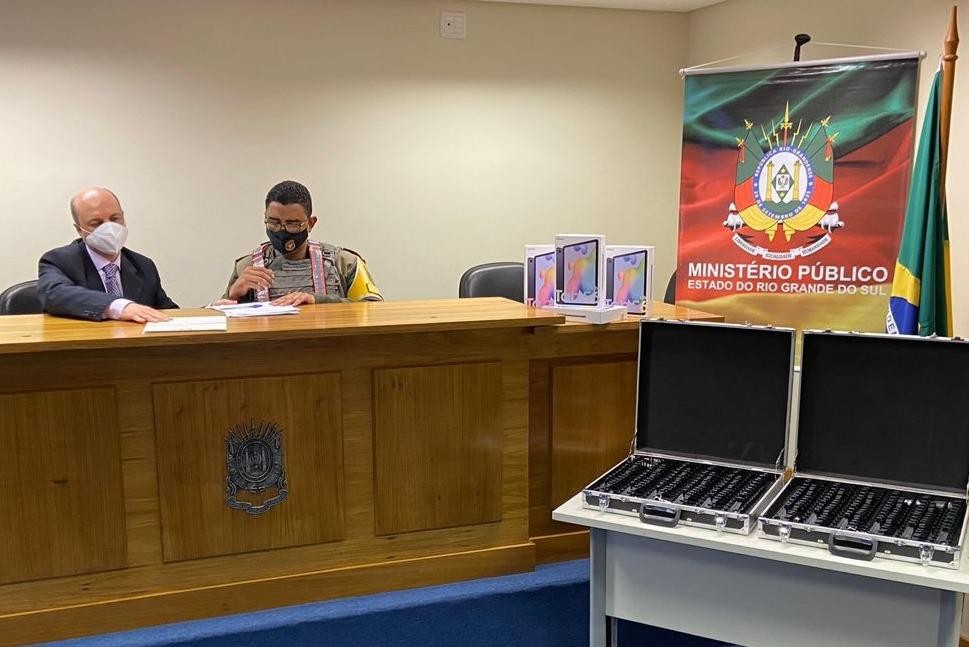 Em Rio Grande, Ministério Público doa tablets e bloqueadores de fuga veicular à Brigada Militar 