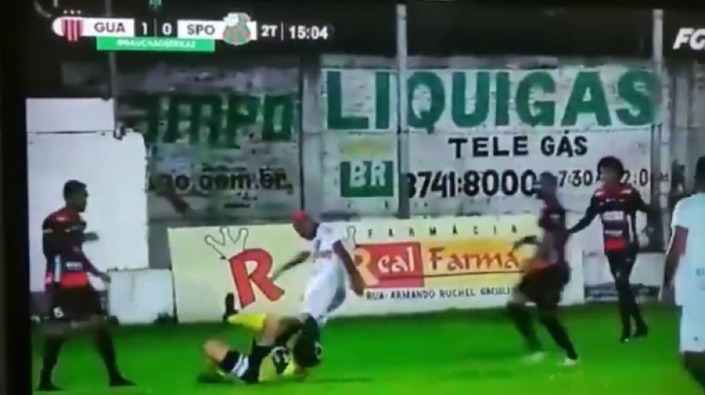 Jogador do SC São Paulo, William Ribeiro, agride e deixa árbitro desacordado em campo; confira o vídeo