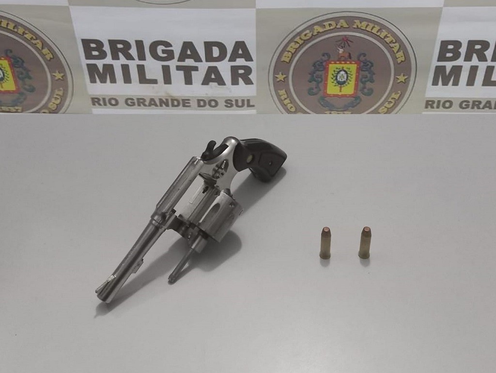 Homem de 28 anos é preso por porte ilegal de arma de fogo, em Rio Grande