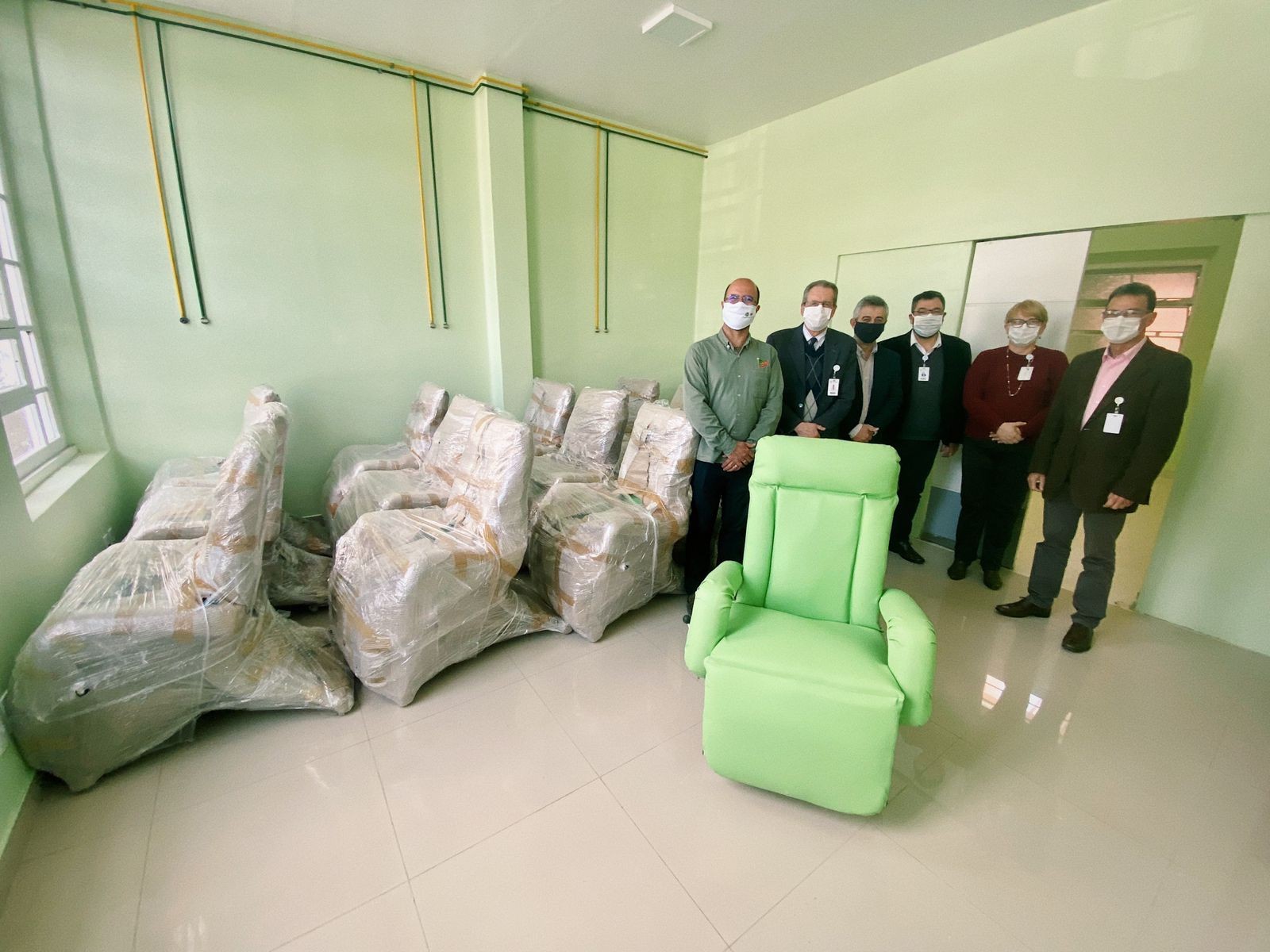 Santa Casa do Rio Grande recebe doação de 16 poltronas para acompanhantes de pacientes