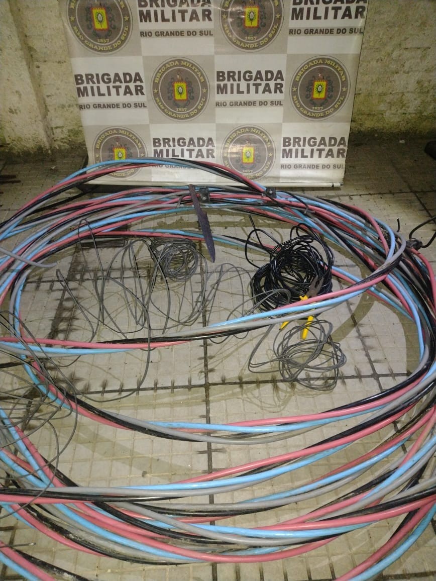 Dupla é presa por furto de fios no bairro Cohab IV, em Rio Grande