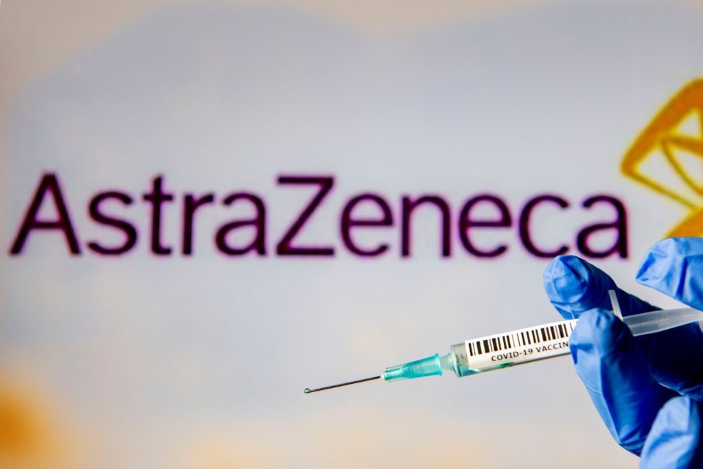 Farmacêutica Astrazeneca anuncia coquetel que reduz casos graves e mortes por Covid-19