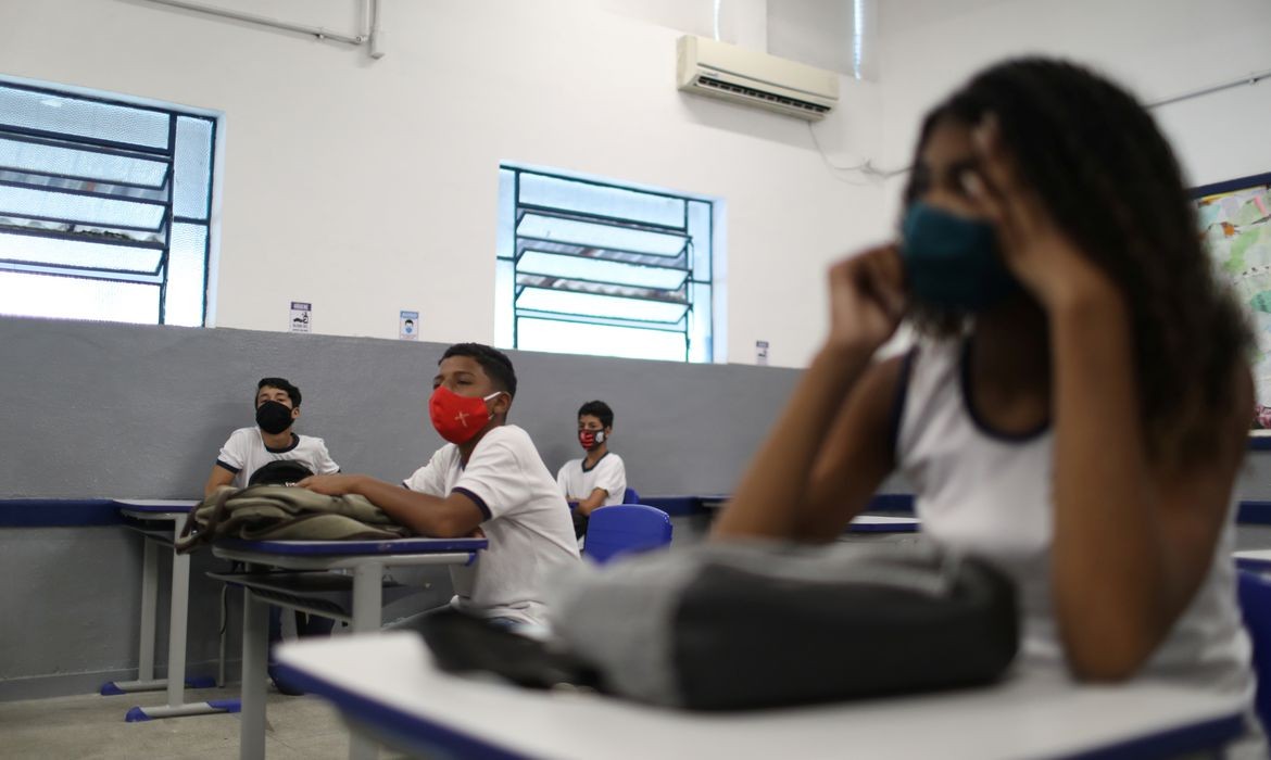 Aulas presenciais voltam a ser obrigatórias para 100% dos alunos a partir de segunda-feira (18) em SP
