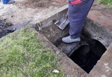 Zeladoria executa corte de grama e limpeza de bocas de lobo