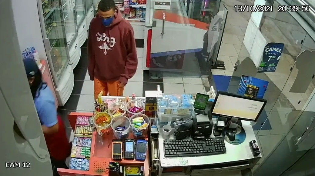Homem assalta posto de gasolina na Rua Salgado Filho, em Rio Grande; confira o vídeo