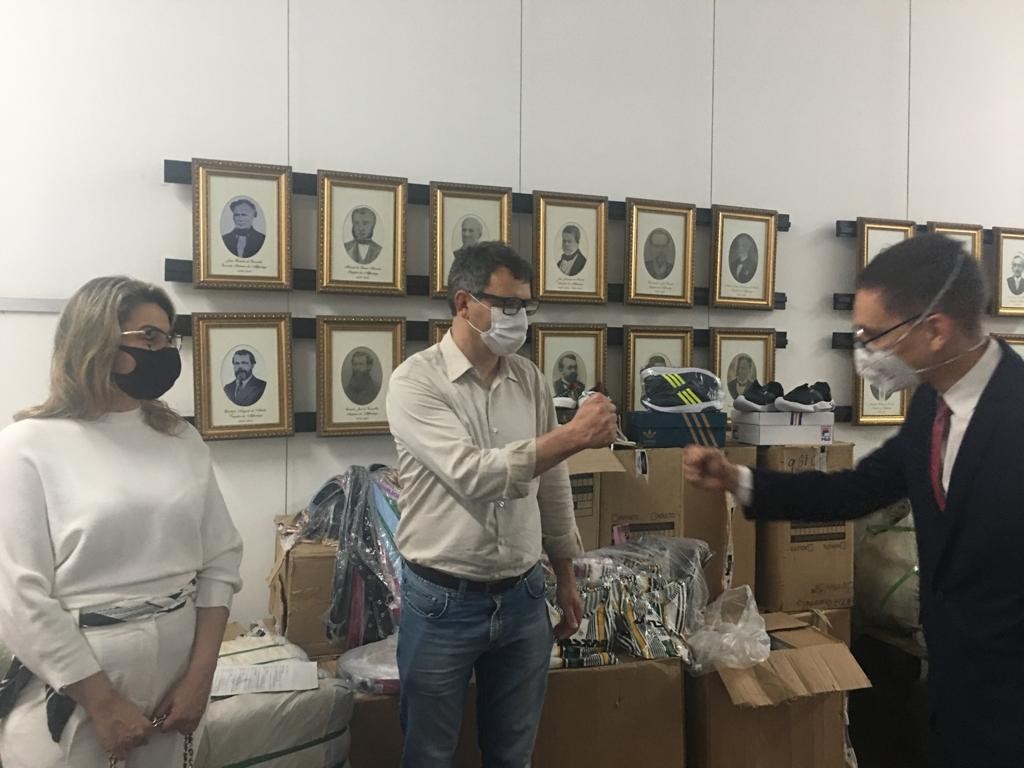 Receita Federal realiza entrega de vestuários e pneus apreendidos à Prefeitura do Rio Grande