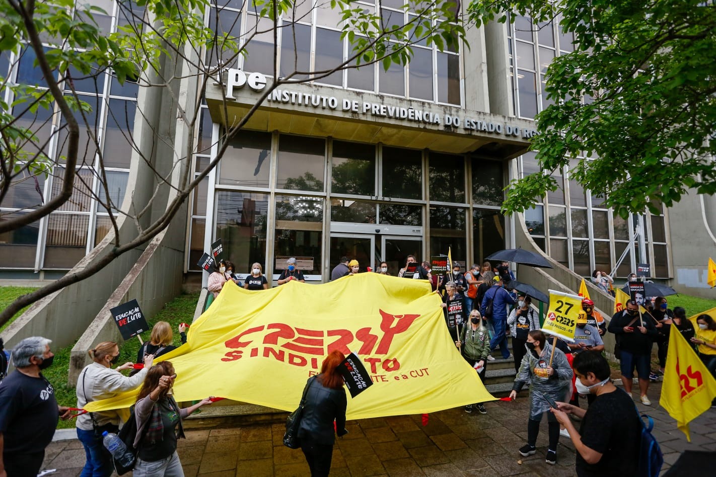 Dia dos professores é marcado por manifestações no estado do RS