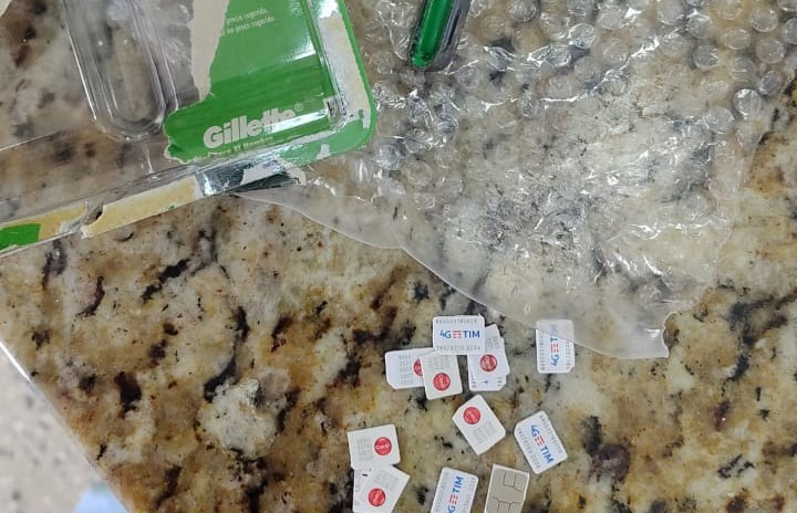 Agentes da Perg apreendem 13 chips telefônicos dentro de aparelhos de barbear