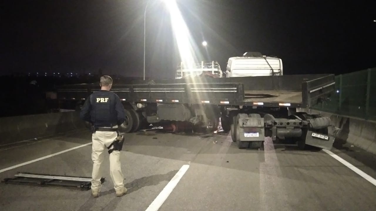 Homem de 64 anos morre em acidente envolvendo dois caminhões na BR-116 em Pelotas