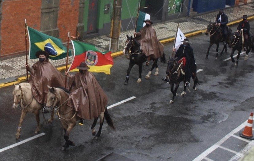 Mesmo sob forte chuva, desfile alusivo ao 20 de setembro reúne peões e prendas em Rio Grande