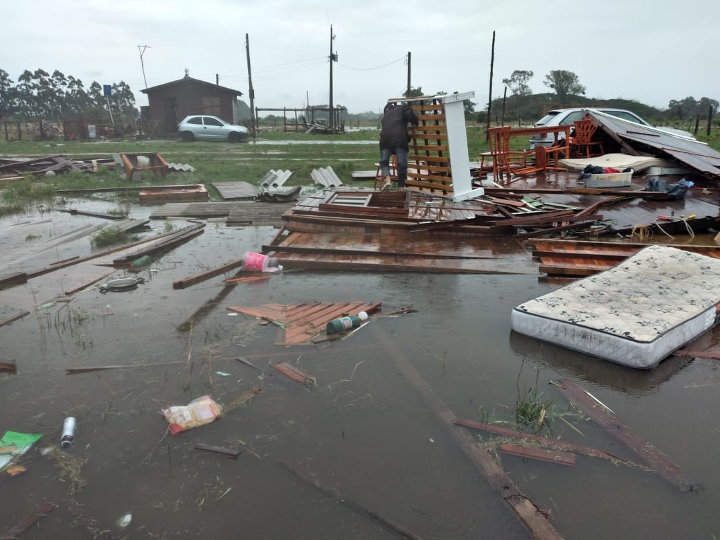Vento causa desabamento de casa na localidade do Barranco, em São José do Norte