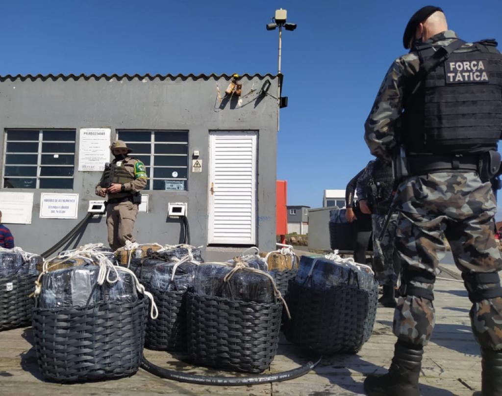 Em Rio Grande, 1&#8304; BABM apreende 500 kg de cocaína em embarcação