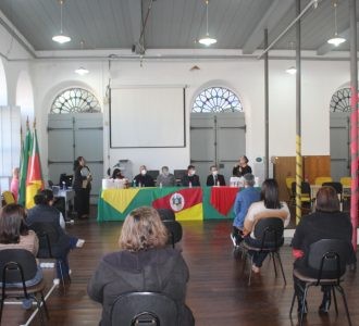 Secretaria da Educação de Rio Grande recebe mais de 60 celulares doados pela Receita Federal