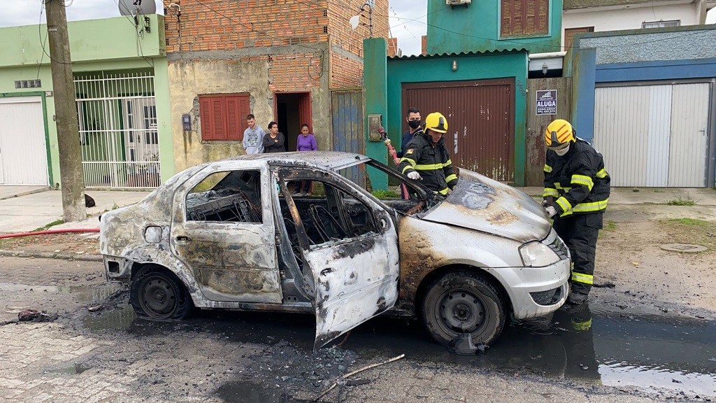 Após brigar com esposa, homem incendeia carro no BGV, em Rio Grande