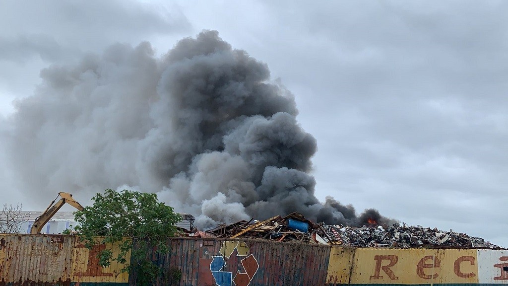  Incêndio de grandes proporções atinge recicladora na Avenida Itália, em Rio Grande