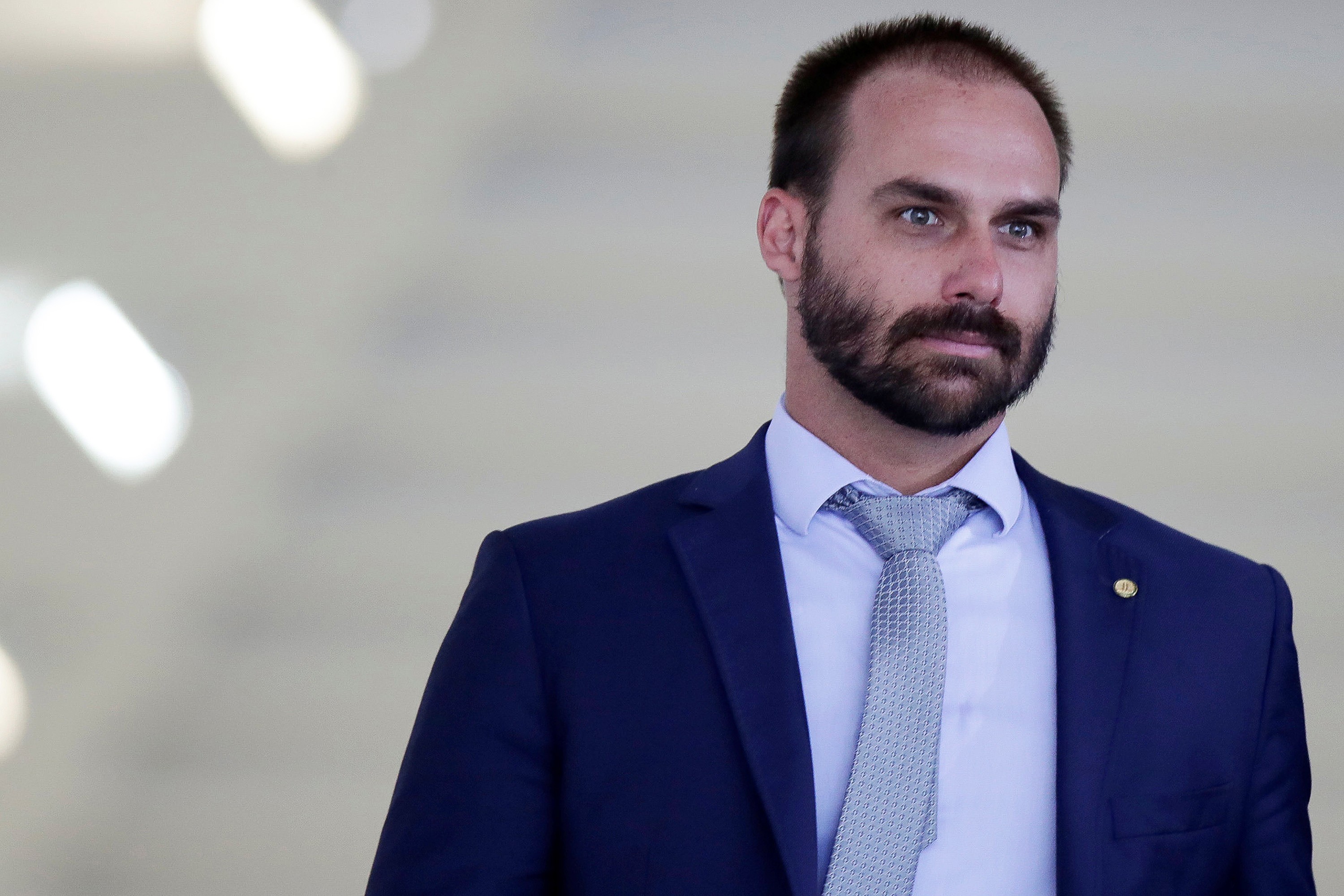 Eduardo Bolsonaro testa positivo para a Covid-19; filho do Presidente é o segundo da comitiva que esteve nos EUA a contrair o vírus