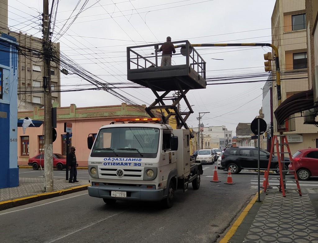 Manutenção no semáforo da rua Marechal Floriano deixa trânsito interrompido nesta manhã (27) 