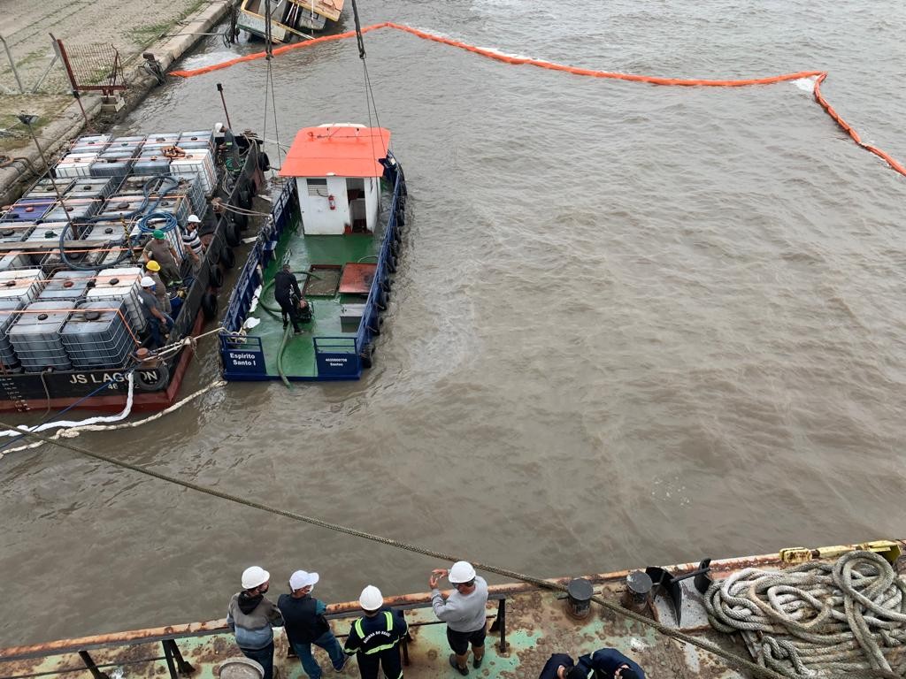 Portos RS realiza operação para resgatar barco naufragado no Cais do Porto Velho