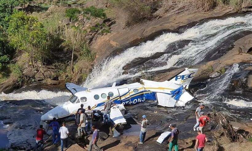 Avião que transportava cantora Marília Mendonça cai no interior de Minas Gerais