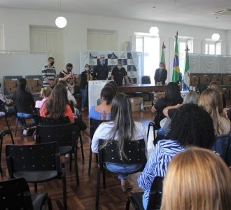 SMEd repassa novos ventiladores e aparelhos de ar condicionado para escolas municipais de Rio Grande