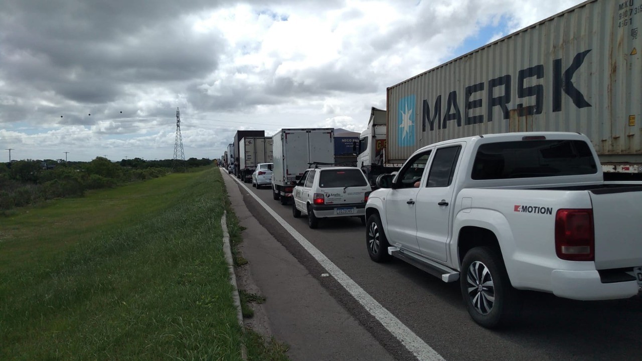 Obra na ponte que liga Rio Grande e Pelotas causa congestionamento BR 392
