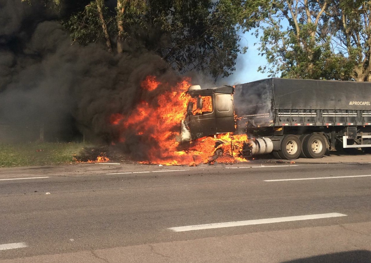 Incêndio em caminhão causa a morte de condutor de 45 anos na BR-392, em Rio Grande