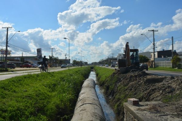 Inicia a obra de fechamento da vala de drenagem na entrada do Balneário Cassino 