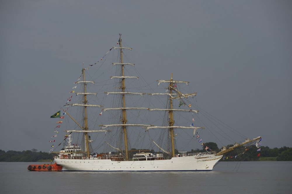 "Cisne Branco", embarcação da Marinha, bate em ponte no Equador; confira os vídeos