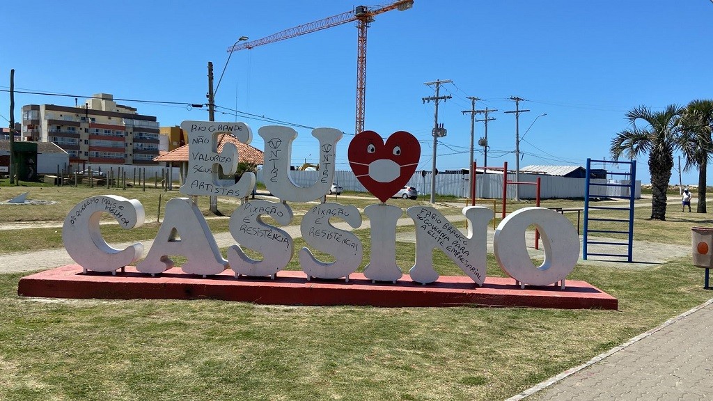 Secretário do Cassino demonstra repúdio após letreiro do balneário ser pichado na manhã desta terça-feira (19); confira o vídeo