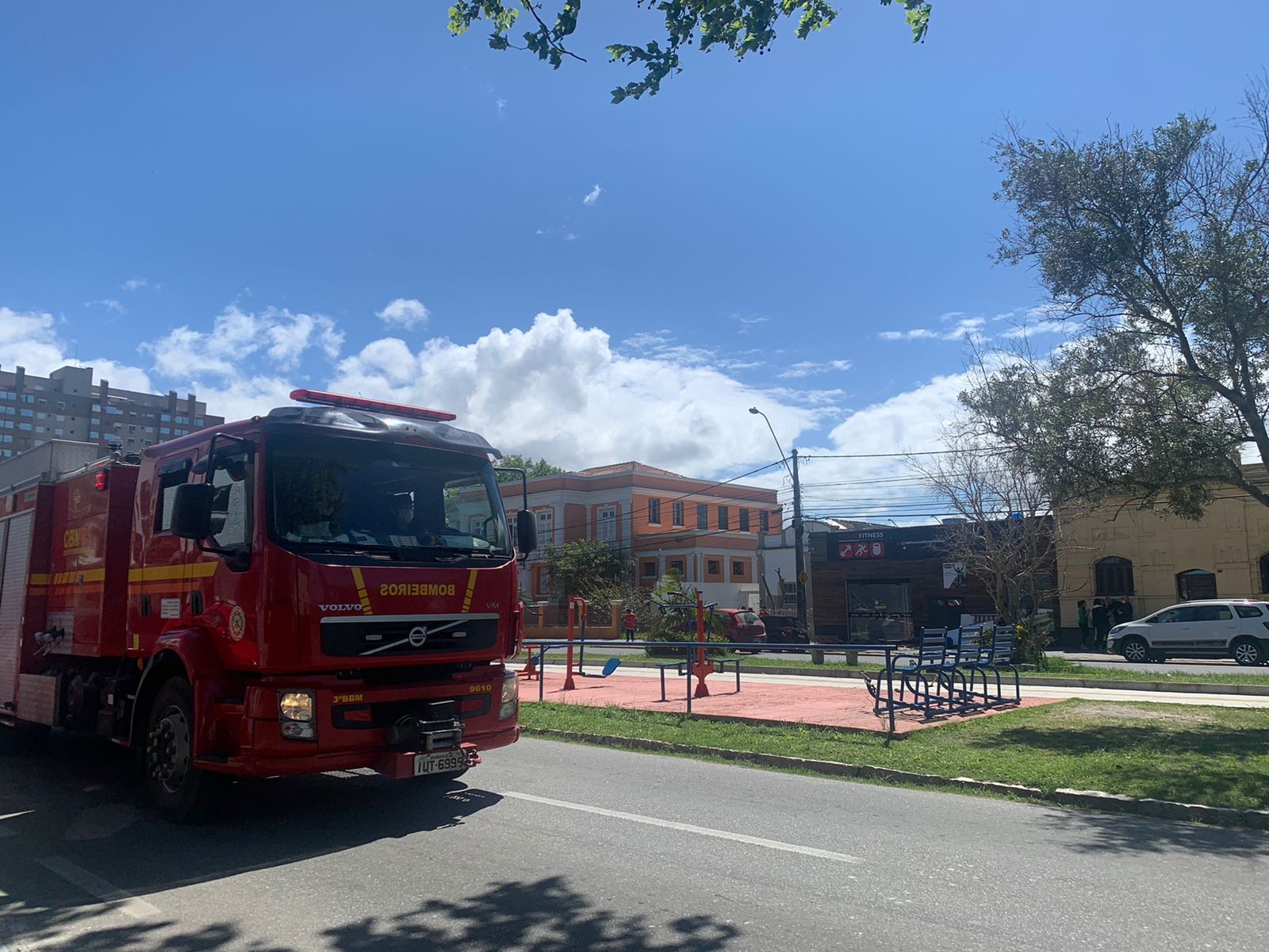 Bombeiros atendem queda de ar condicionado em academia na Av. Portugal nesta quarta-feira (20)