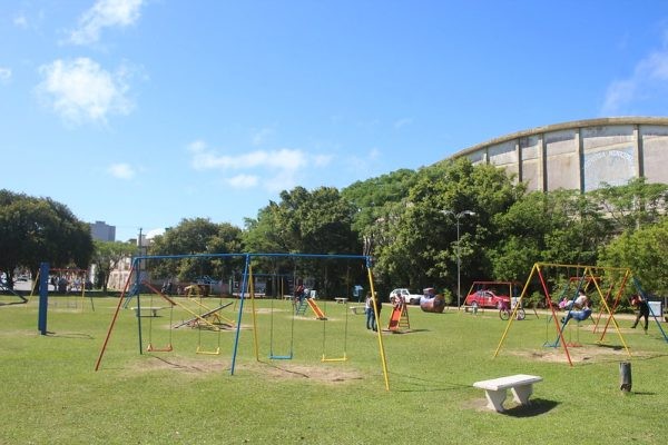 Revitalização dos brinquedos da Praça Saraiva foi finalizada nesta semana; confira as imagens