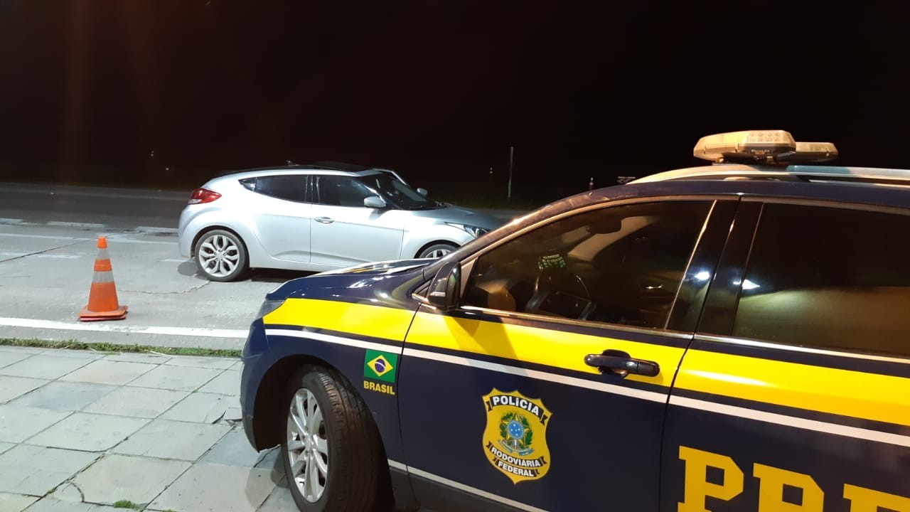 PRF prende foragido da justiça na BR-392, em Rio Grande