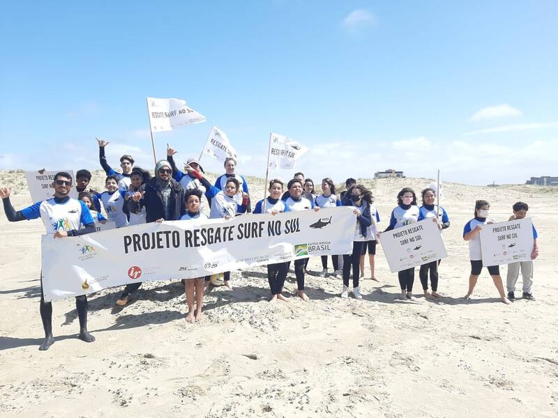Alunos da Escola Wanda Rocha participam de projeto que incentiva prática de surf e skate