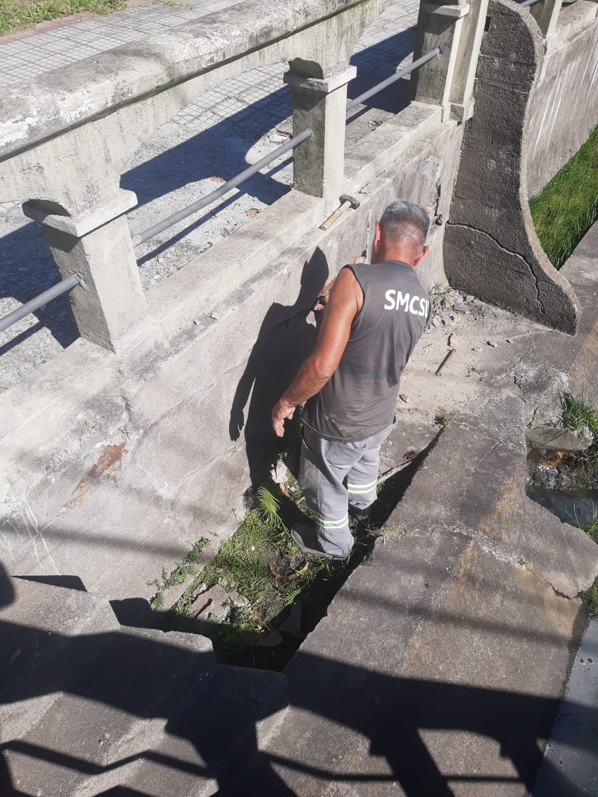 Canalete da rua Major Carlos Pinto está passando por manutenção e revitalização